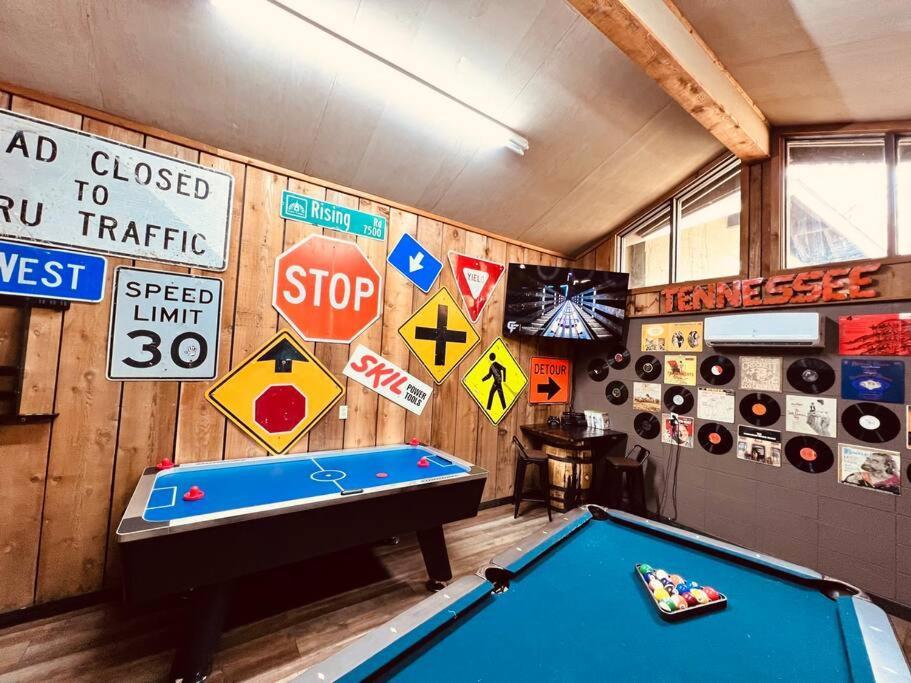 Bourbon Hollow Lodge With Hot Tub And Pool Plus Game Room Only 5 Min To Downtown Gatlinburg Exterior foto