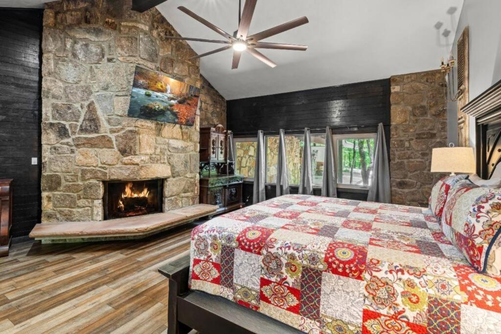 Bourbon Hollow Lodge With Hot Tub And Pool Plus Game Room Only 5 Min To Downtown Gatlinburg Exterior foto