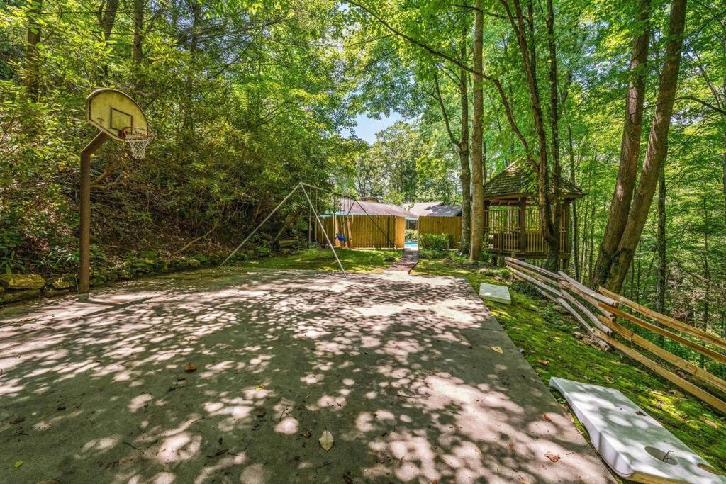 Bourbon Hollow Lodge With Hot Tub And Pool Plus Game Room Only 5 Min To Downtown Gatlinburg Exterior foto