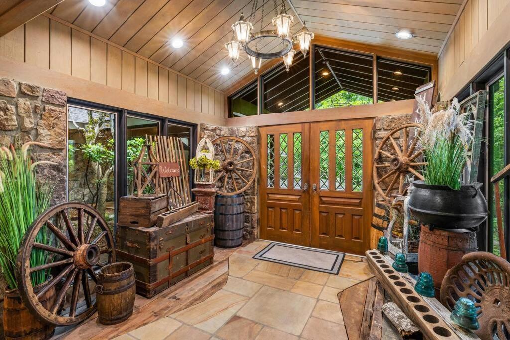 Bourbon Hollow Lodge With Hot Tub And Pool Plus Game Room Only 5 Min To Downtown Gatlinburg Exterior foto
