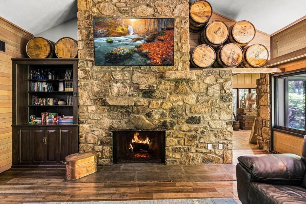 Bourbon Hollow Lodge With Hot Tub And Pool Plus Game Room Only 5 Min To Downtown Gatlinburg Exterior foto