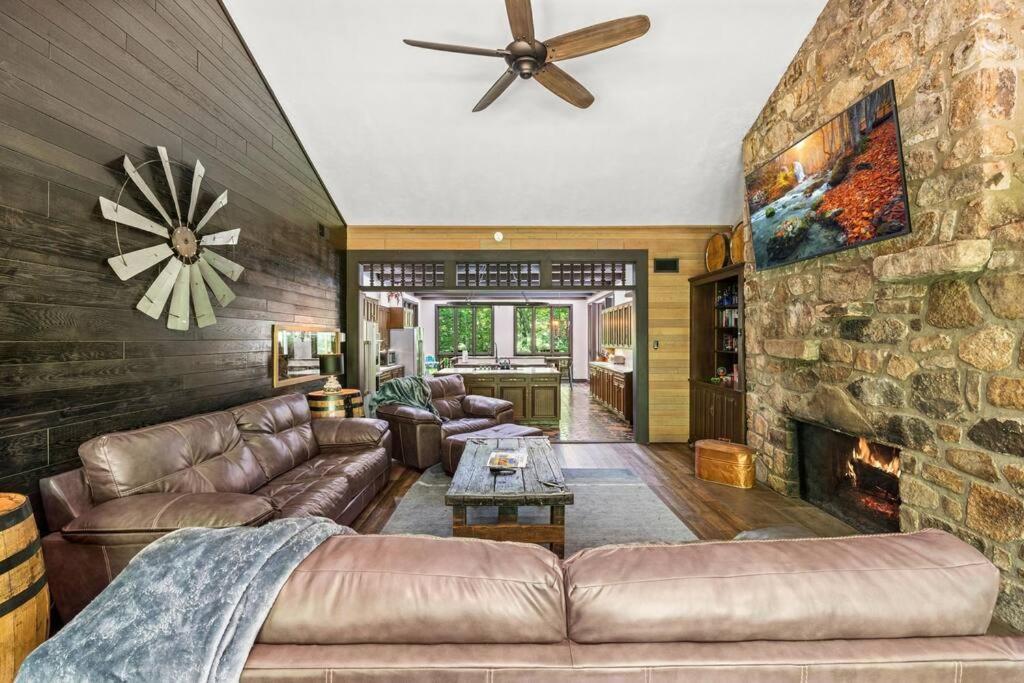 Bourbon Hollow Lodge With Hot Tub And Pool Plus Game Room Only 5 Min To Downtown Gatlinburg Exterior foto