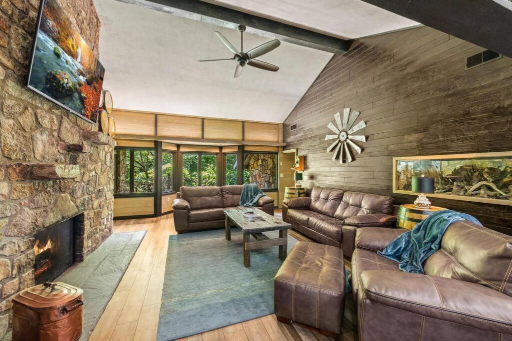 Bourbon Hollow Lodge With Hot Tub And Pool Plus Game Room Only 5 Min To Downtown Gatlinburg Exterior foto