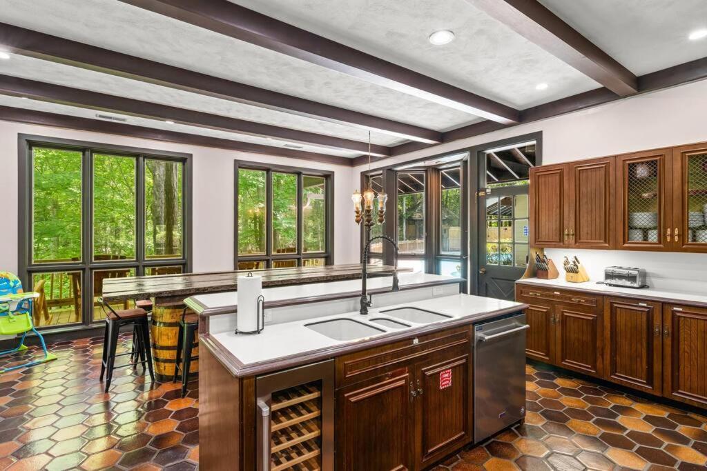 Bourbon Hollow Lodge With Hot Tub And Pool Plus Game Room Only 5 Min To Downtown Gatlinburg Exterior foto