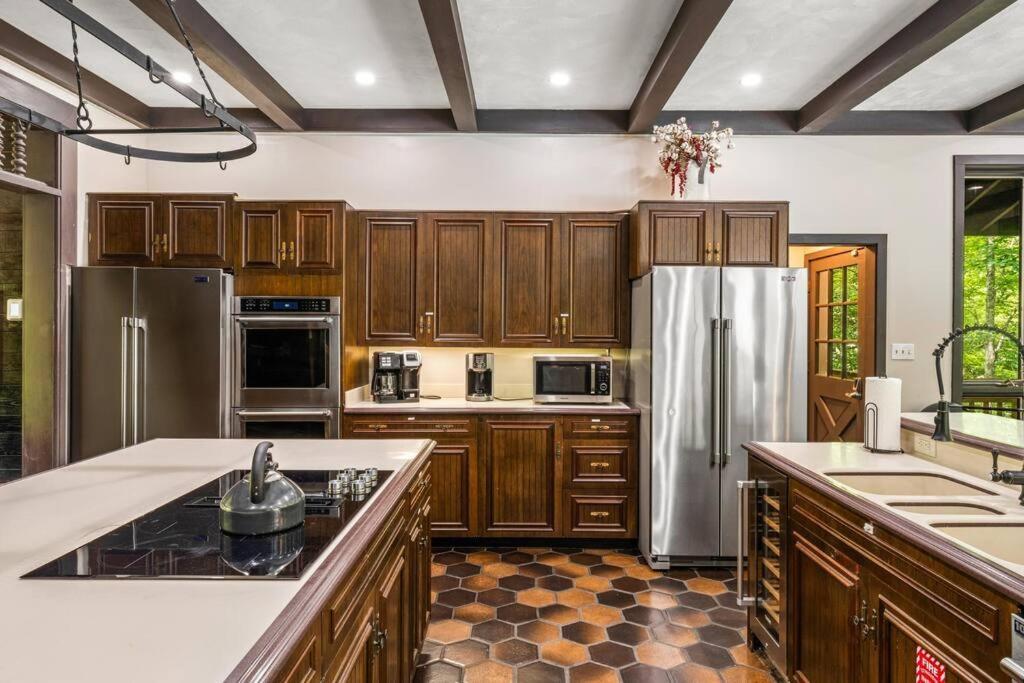 Bourbon Hollow Lodge With Hot Tub And Pool Plus Game Room Only 5 Min To Downtown Gatlinburg Exterior foto