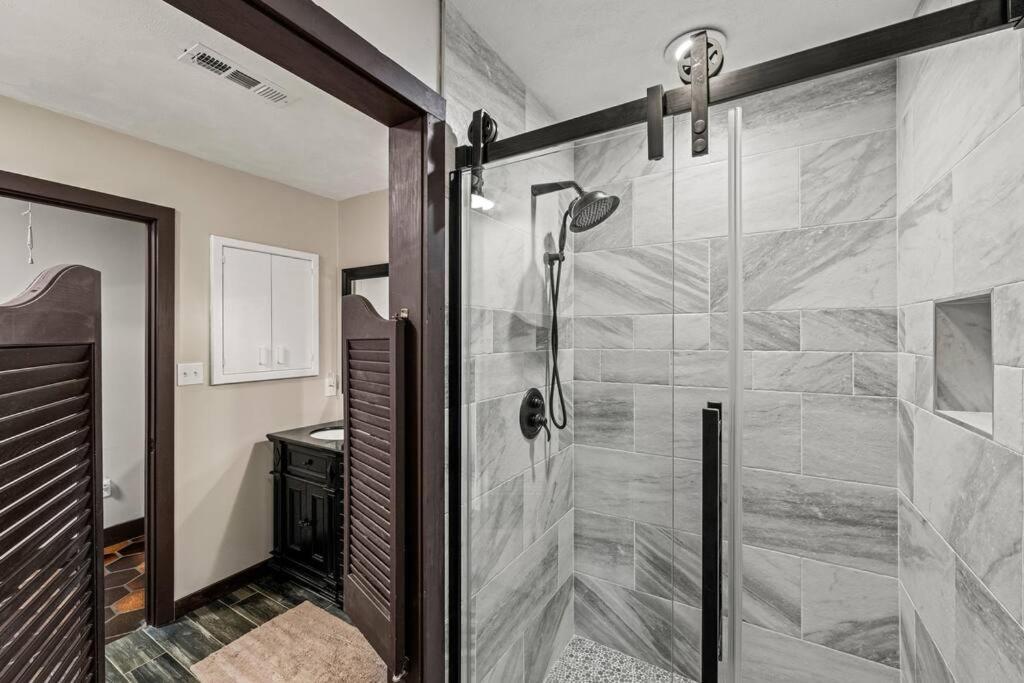 Bourbon Hollow Lodge With Hot Tub And Pool Plus Game Room Only 5 Min To Downtown Gatlinburg Exterior foto
