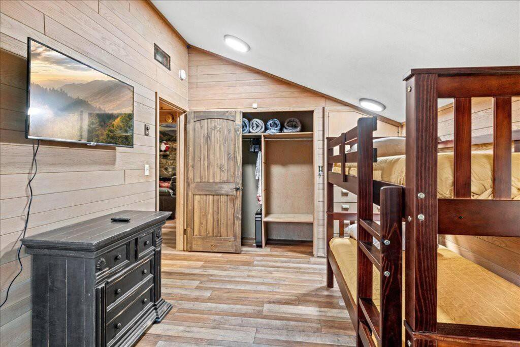 Bourbon Hollow Lodge With Hot Tub And Pool Plus Game Room Only 5 Min To Downtown Gatlinburg Exterior foto