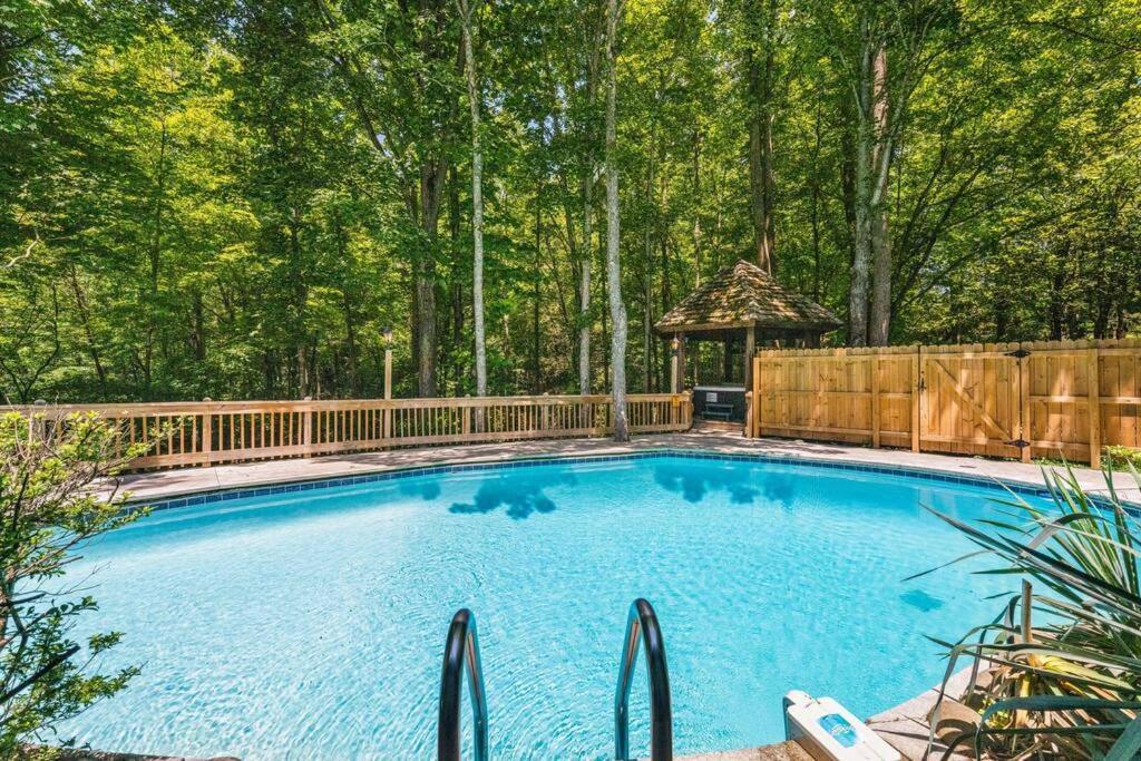 Bourbon Hollow Lodge With Hot Tub And Pool Plus Game Room Only 5 Min To Downtown Gatlinburg Exterior foto