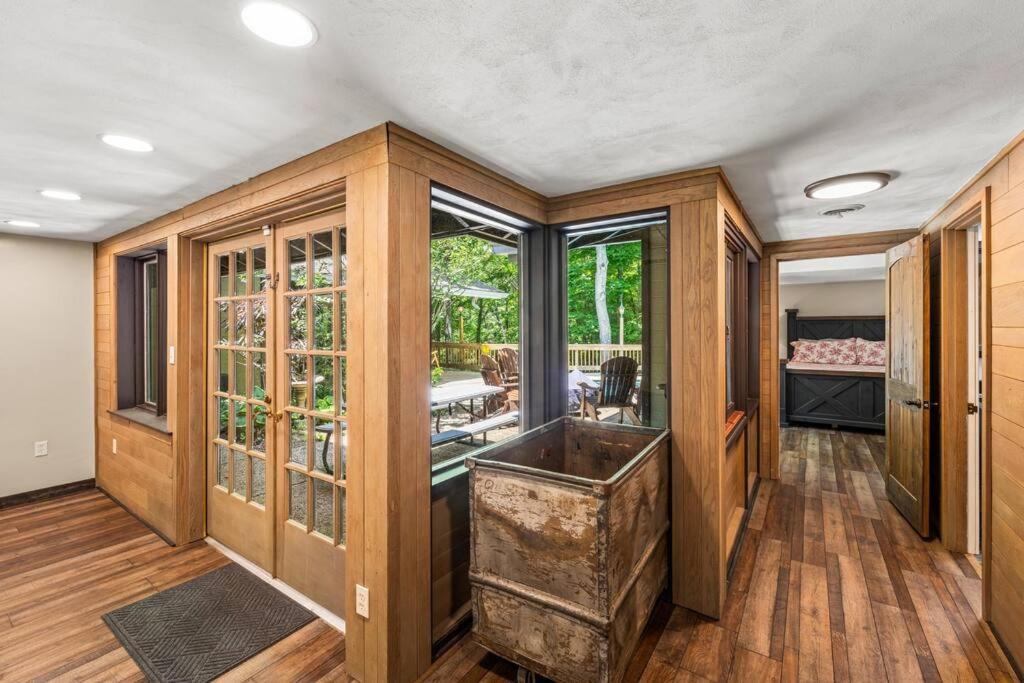 Bourbon Hollow Lodge With Hot Tub And Pool Plus Game Room Only 5 Min To Downtown Gatlinburg Exterior foto