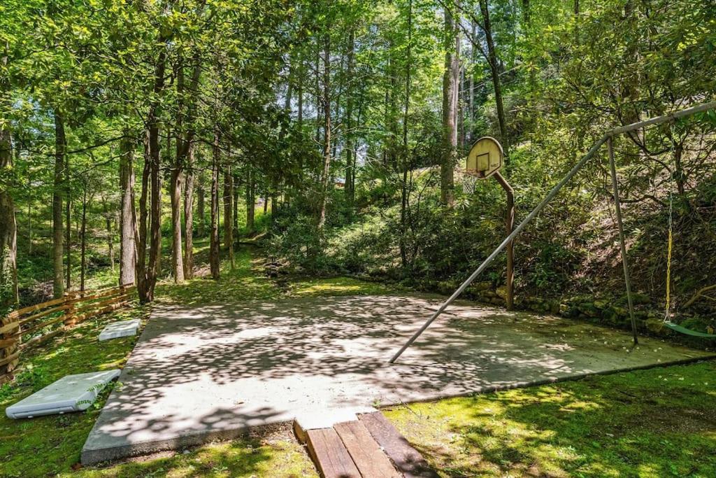 Bourbon Hollow Lodge With Hot Tub And Pool Plus Game Room Only 5 Min To Downtown Gatlinburg Exterior foto