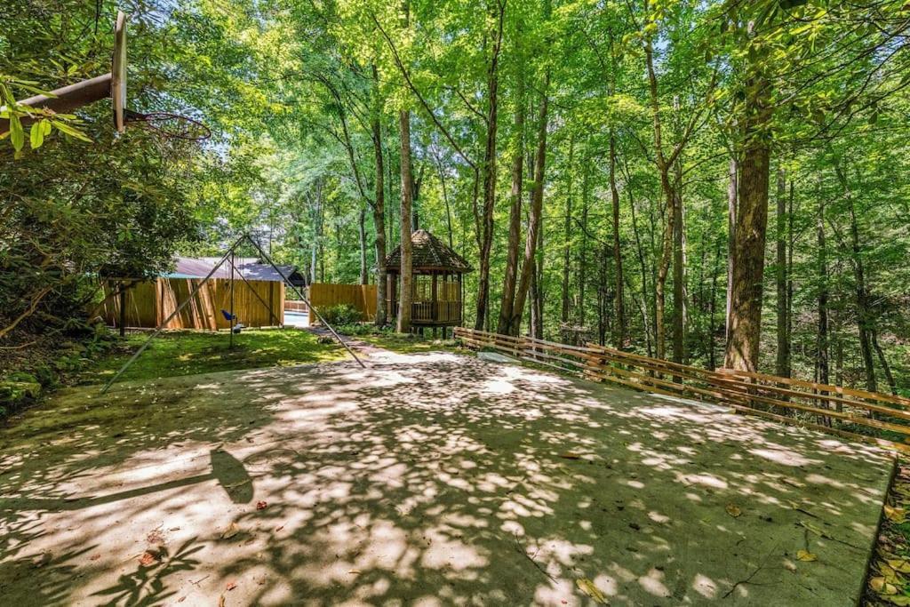 Bourbon Hollow Lodge With Hot Tub And Pool Plus Game Room Only 5 Min To Downtown Gatlinburg Exterior foto